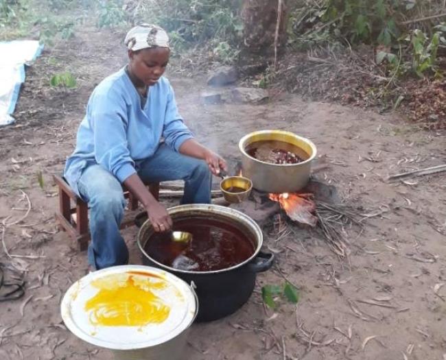 Preparing palm oil, Congo